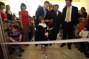 BENKOVAC, 5. svibnja 2009., Božidar Kalmeta, ministar mora, prometa i infrastrukture danas je u Benkovcu otvorio novi Dječji vrtić, u društvu ministra regionalnog razvoja Petra Čobankovića